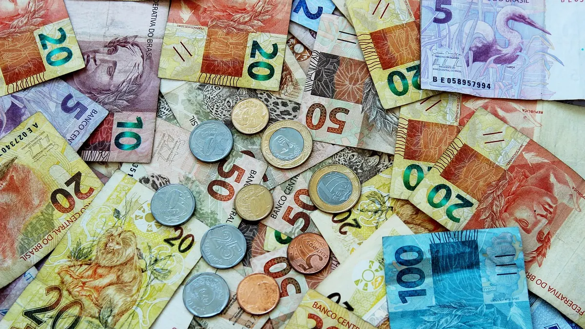 Imagem ilustrativa: Trabalhadores em atendimento bancário para receber benefício salarial