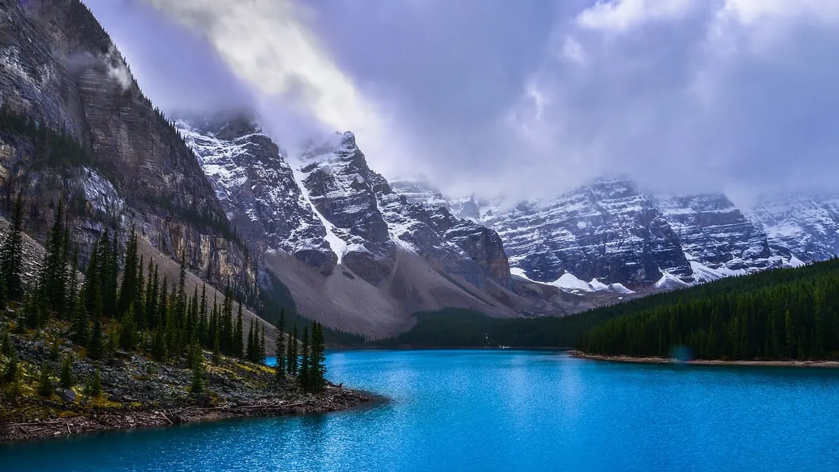 Imagem ilustrativa: Bandeira canadense em uma paisagem de Alberta, com campos de petróleo ao fundo
