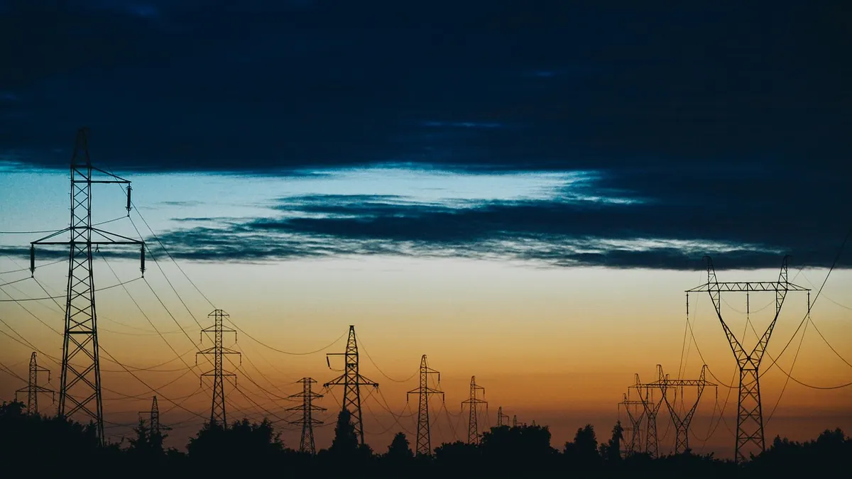 Imagem ilustrativa: Linhas de transmissão de energia e subestação elétrica no Brasil