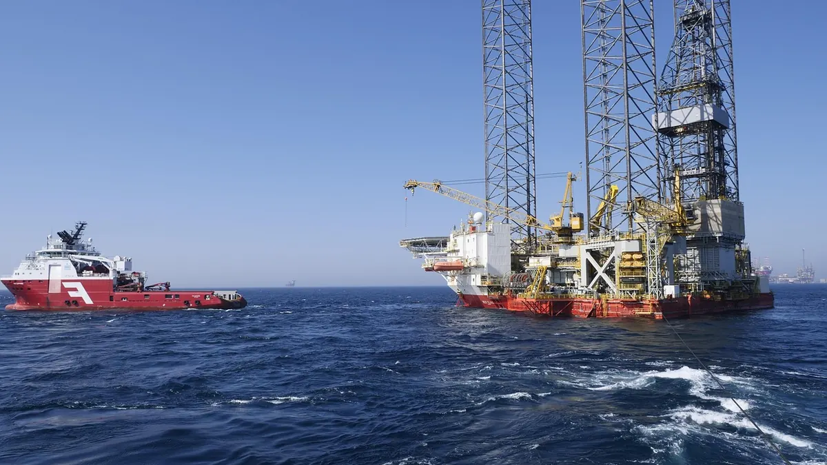 Imagem ilustrativa: Plataforma de petróleo offshore em atividade, ilustrando a exploração de petróleo e gás