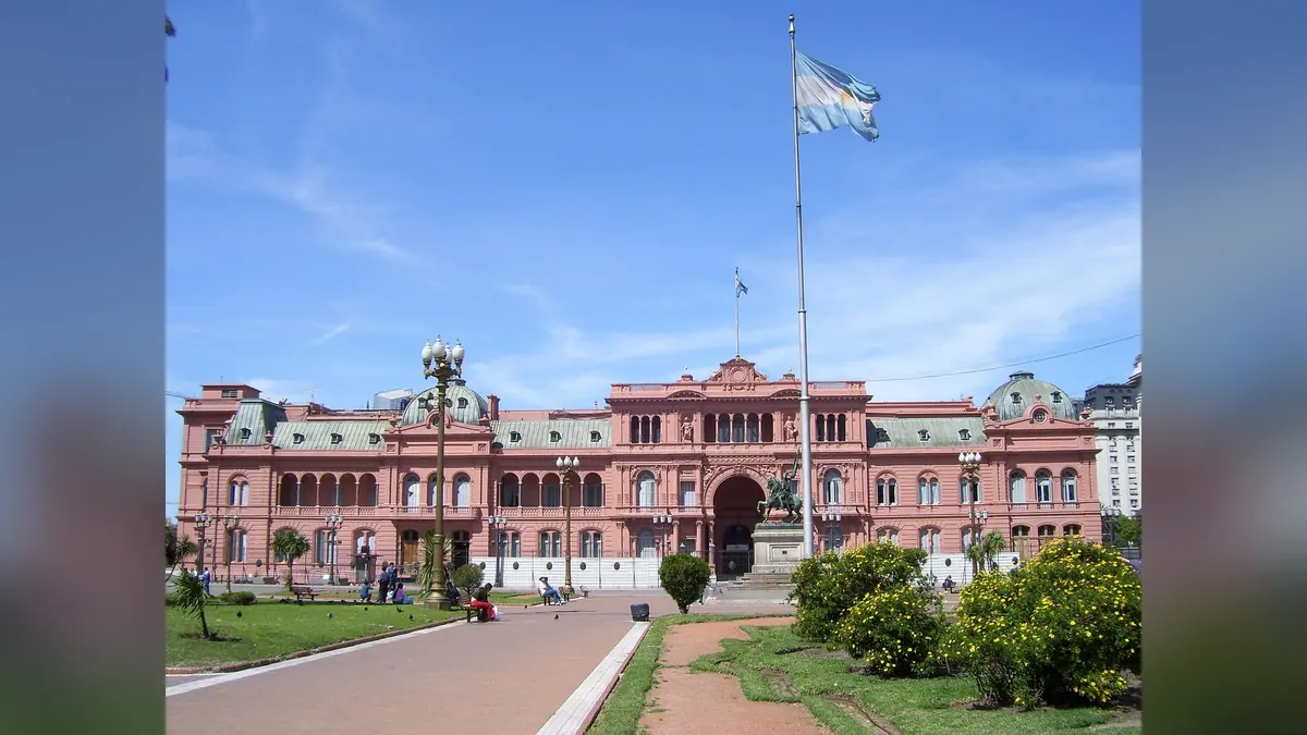 Imagem ilustrativa: Fachada de um edifício público em Buenos Aires, com servidores entrando ou saindo do local