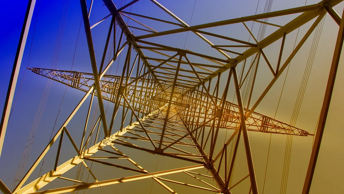 Imagem ilustrativa: Linhas de transmissão elétrica em uma área afetada por ataques à infraestrutura energética