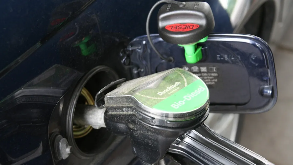 Imagem ilustrativa: Instalação de produção de biodiesel ou tanque de combustível ao lado de soja