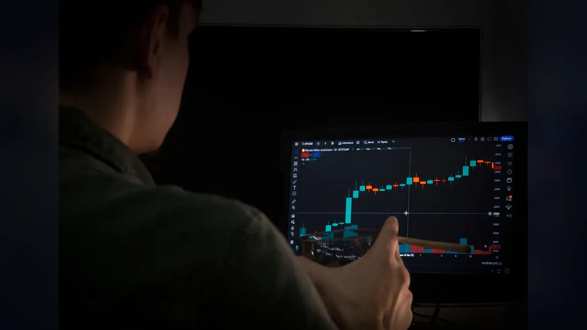 Imagem ilustrativa: Tela com cotação de bitcoin em um ambiente de negociação financeira