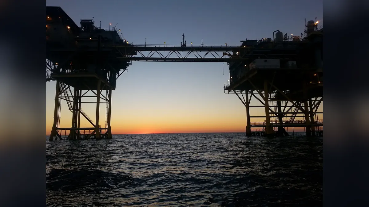 Imagem ilustrativa: Plataforma de petróleo em alto-mar no Golfo do México