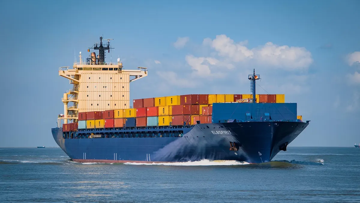 Imagem ilustrativa: Navio de carga em porto com produtos agrícolas brasileiros destinados à exportação
