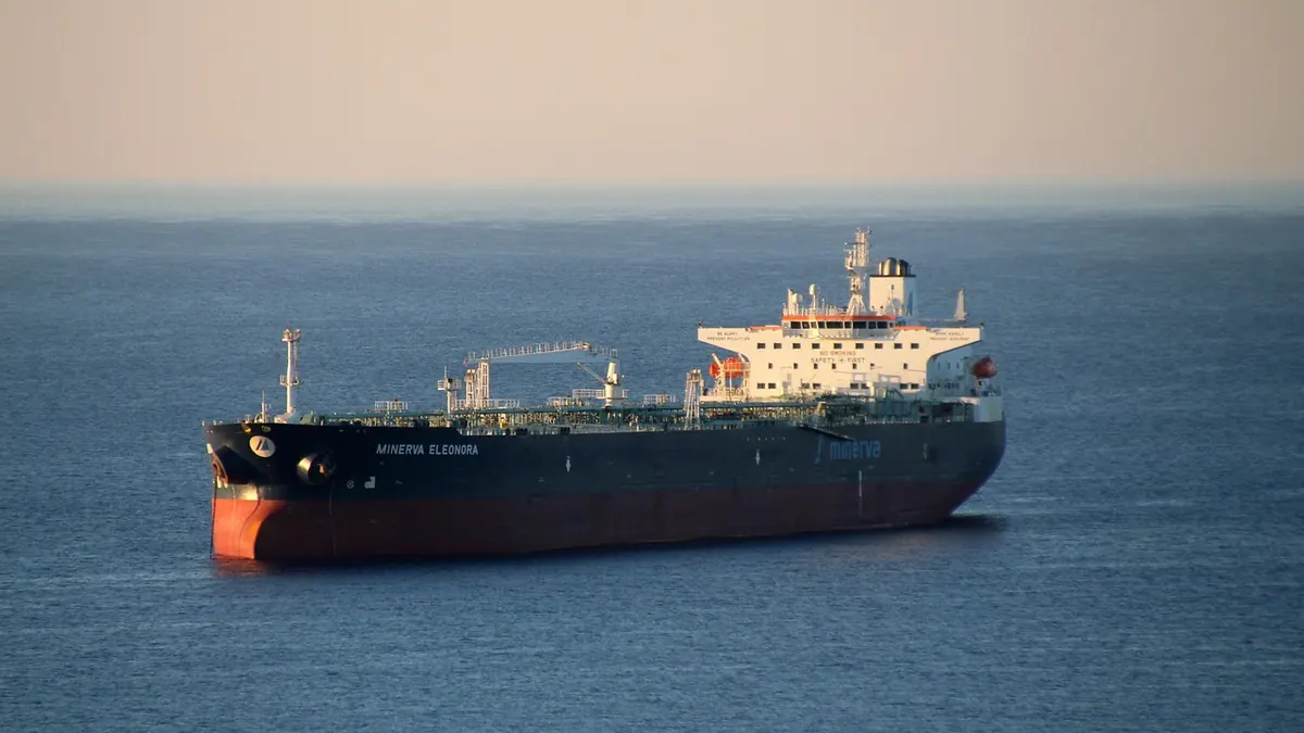 Imagem ilustrativa: Navio petroleiro atracado em um terminal portuário