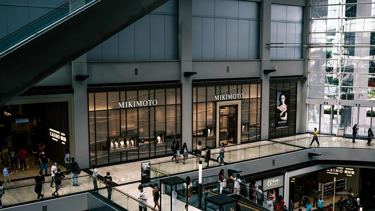 Imagem ilustrativa: Fachada de uma loja de varejo em um centro comercial