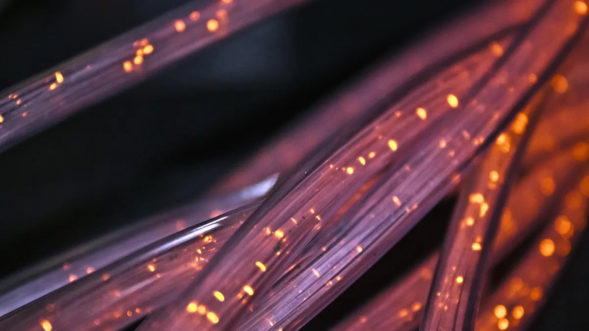 Imagem ilustrativa: Cabos de fibra óptica em uma instalação de telecomunicações