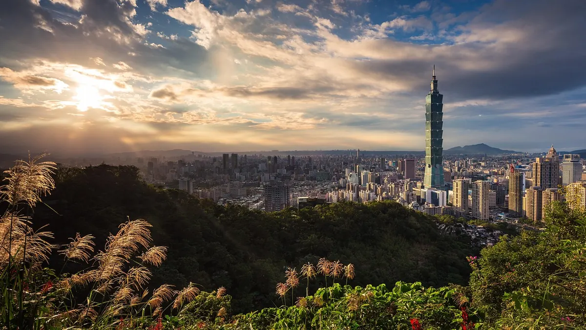 Imagem ilustrativa: Vista urbana de Taipei ou bandeiras em contexto de relações diplomáticas entre China e Taiwan