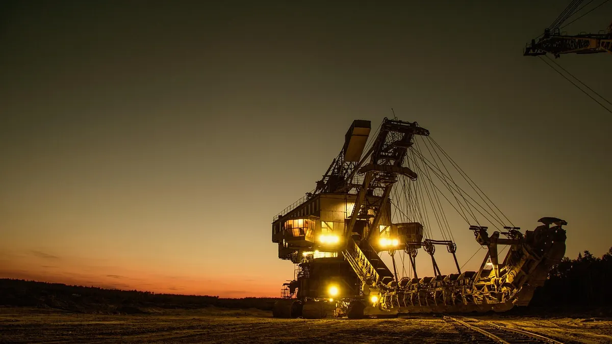 Imagem ilustrativa: Instalação de mineração ou minerais extraídos em uma operação industrial