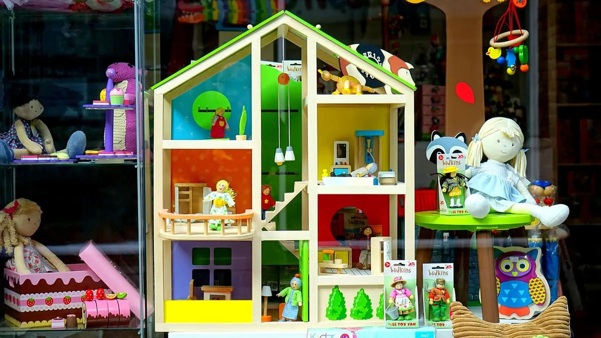 Imagem ilustrativa: Vitrine de loja com brinquedos e presentes para o Dia das Crianças
