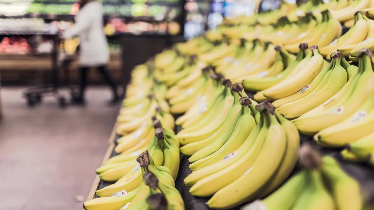 Imagem ilustrativa: Consumidor fazendo compras em um supermercado nos Estados Unidos