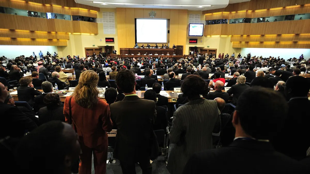 Imagem ilustrativa: Delegados reunidos em uma conferência internacional sobre conservação da natureza