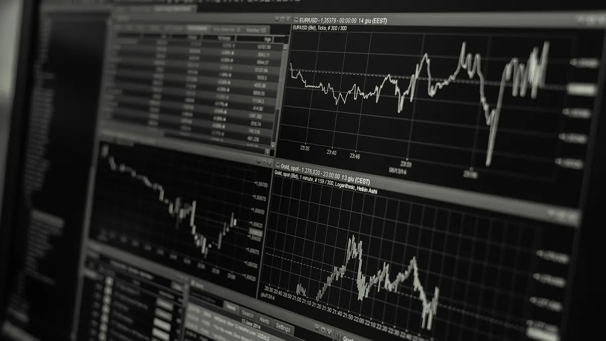 Imagem ilustrativa: Painel de mercado financeiro com cotações de ações, câmbio e juros no Brasil