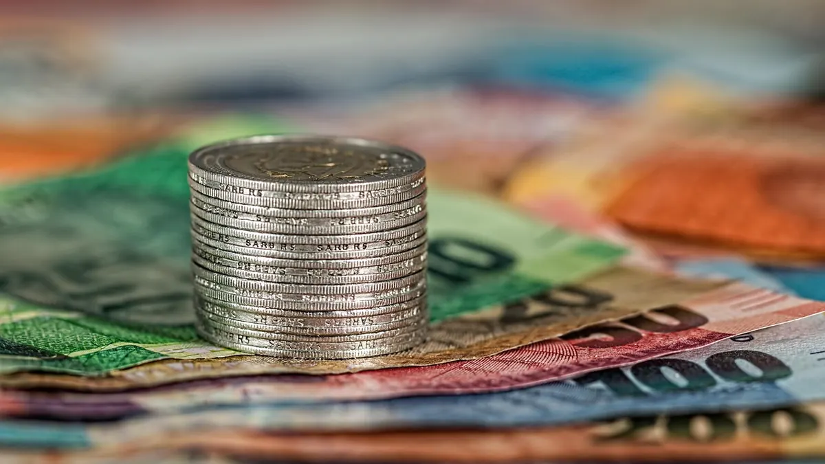 Imagem ilustrativa: Notas de real e documentos financeiros que remetam a títulos públicos e mercado brasileiro
