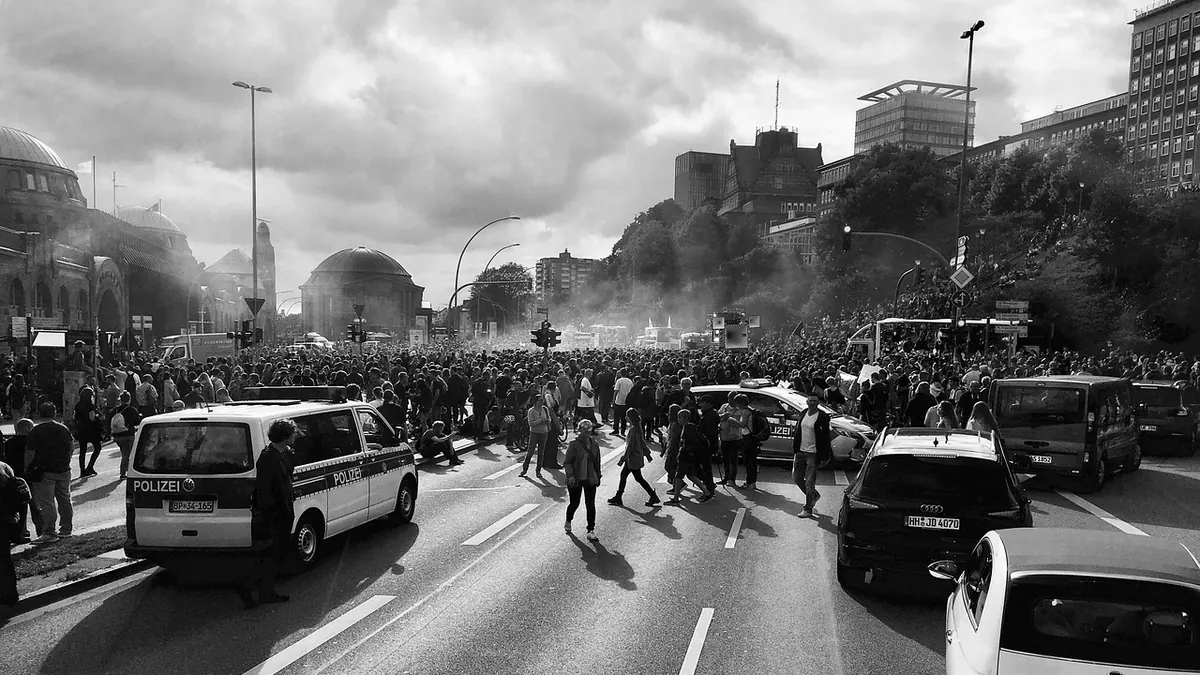 Imagem ilustrativa: Policiais em operação de segurança durante uma manifestação em uma cidade europeia