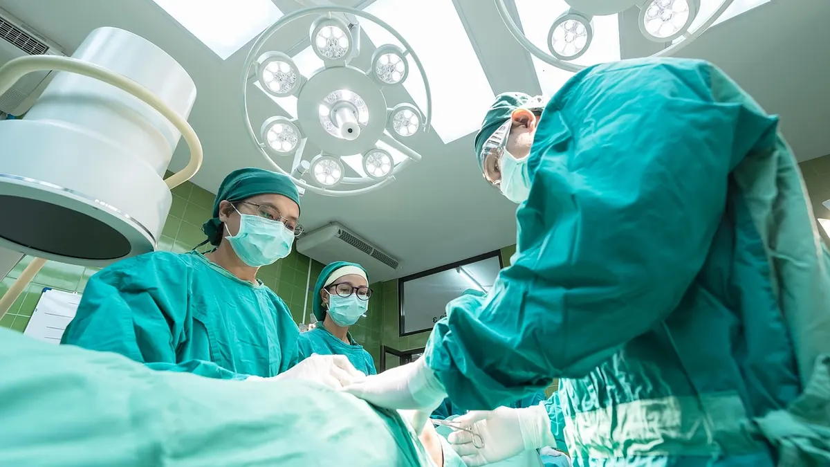 Imagem ilustrativa: Equipe médica em ambiente hospitalar relacionado a transplante de fígado