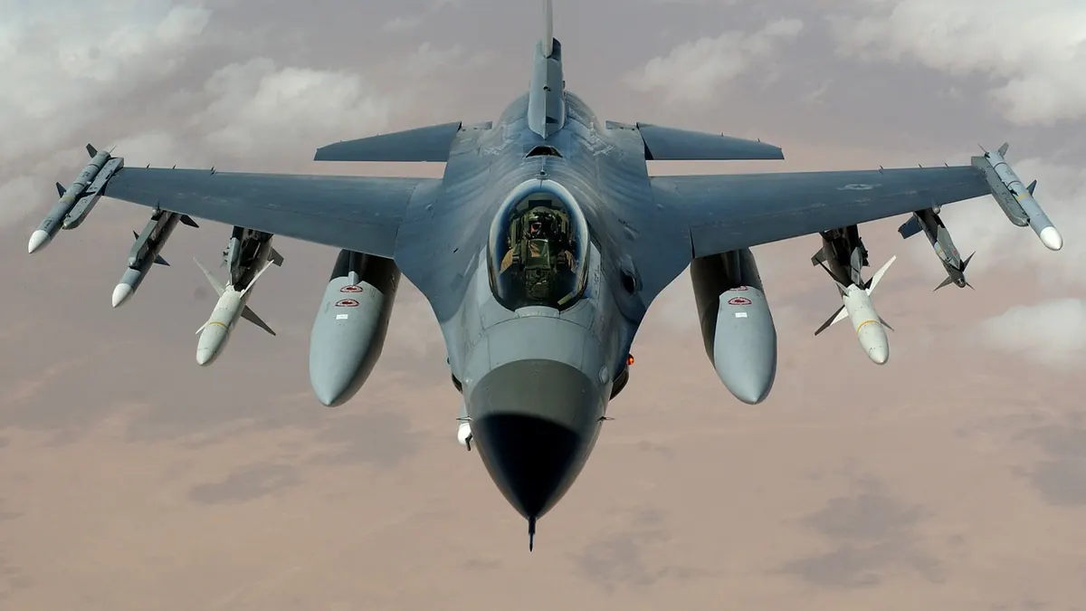 Imagem ilustrativa: Aeronave militar em voo, em imagem ilustrativa genérica sobre armamento aéreo