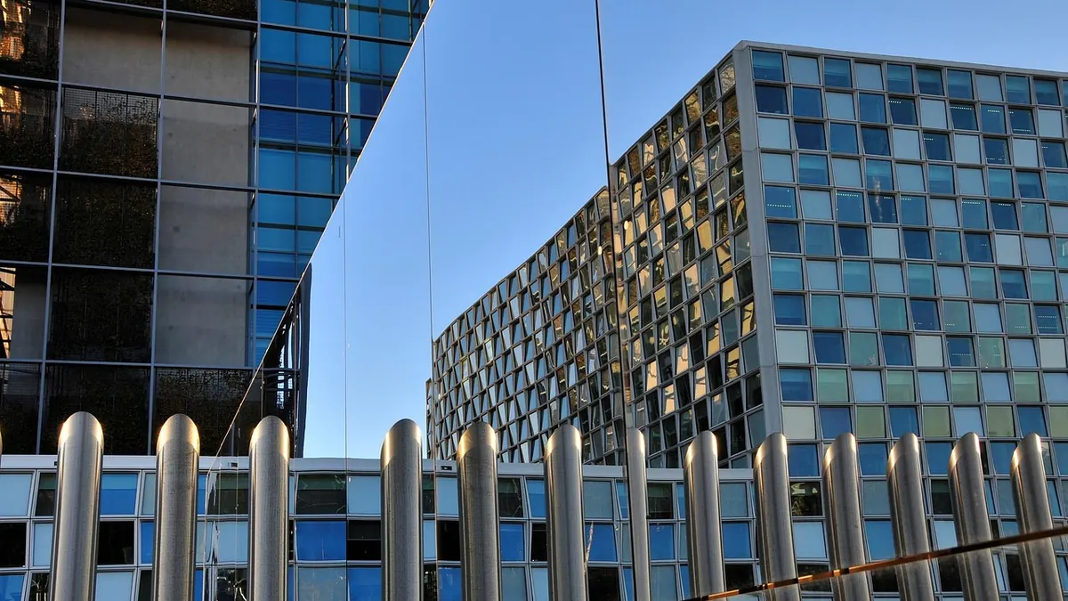 Imagem ilustrativa: Fachada de um tribunal internacional ou edifício institucional na Holanda