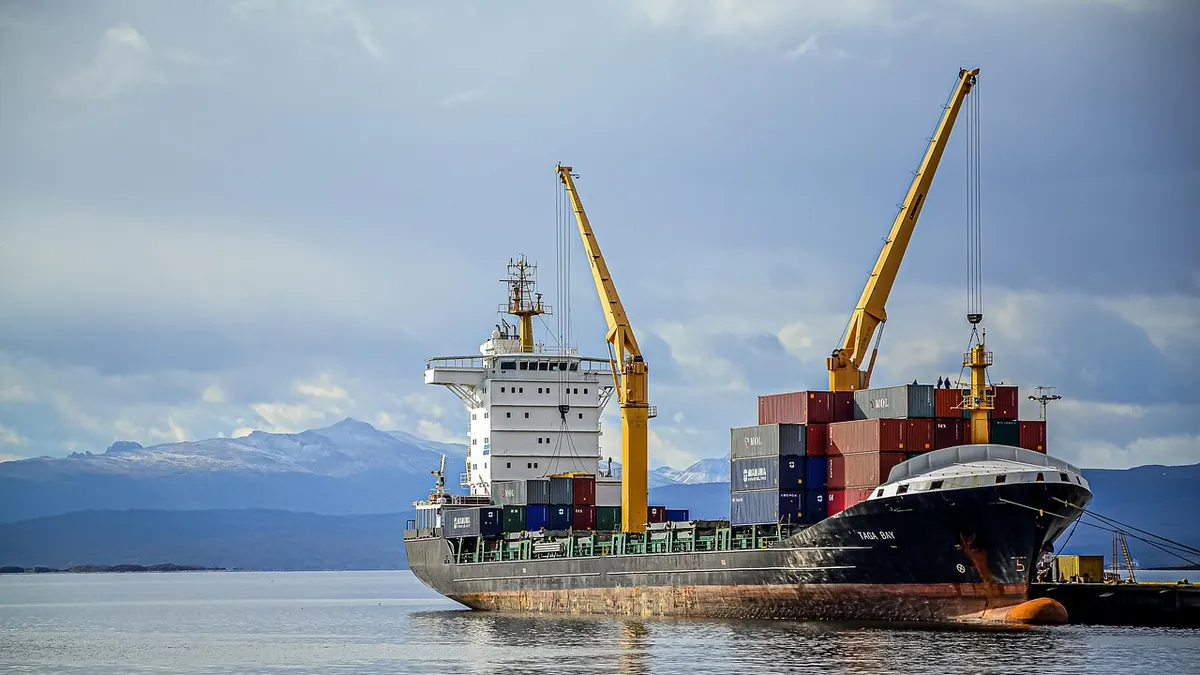 Imagem ilustrativa: Navio cargueiro transportando produtos agrícolas brasileiros em um porto