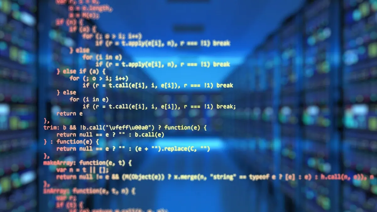 Imagem ilustrativa: Servidores e código de programação em uma sala de operações de segurança digital