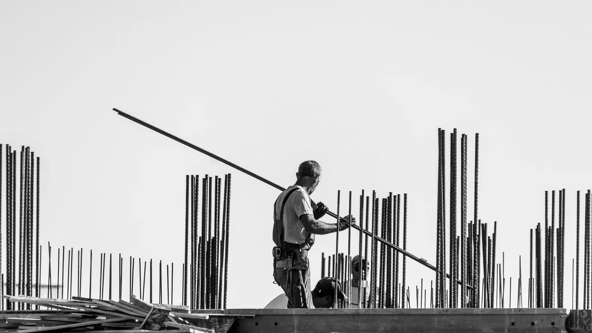 Imagem ilustrativa: Trabalhadores em uma obra ou estabelecimento de serviços, em atividade
