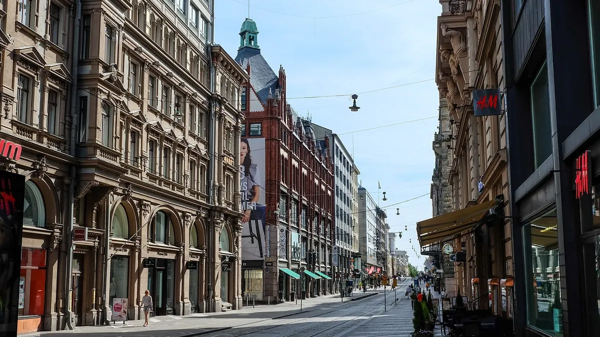 Imagem ilustrativa: Vista de Helsinque com edifícios públicos e a bandeira da Finlândia