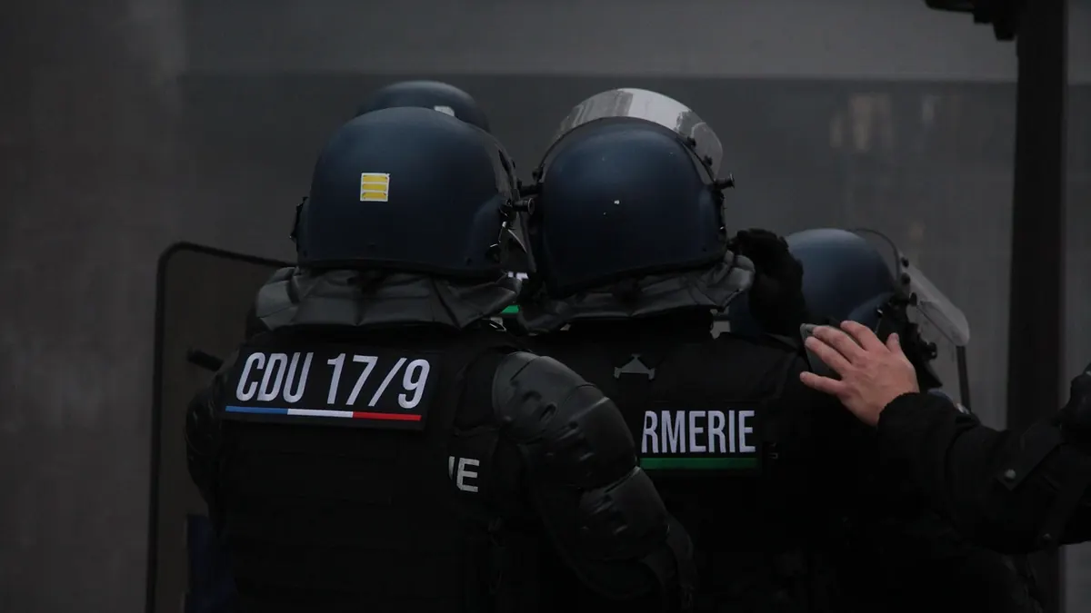 Imagem ilustrativa: Policiais franceses em uma rua de Paris antes de uma manifestação