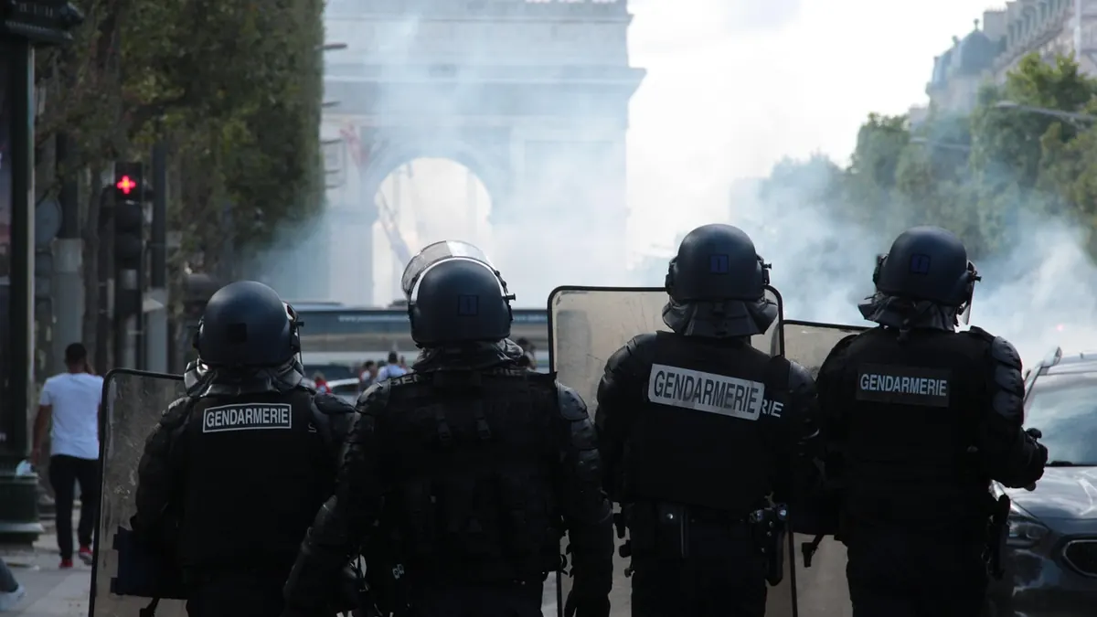 Imagem ilustrativa: Policiais e manifestantes durante um protesto em uma rua de Paris
