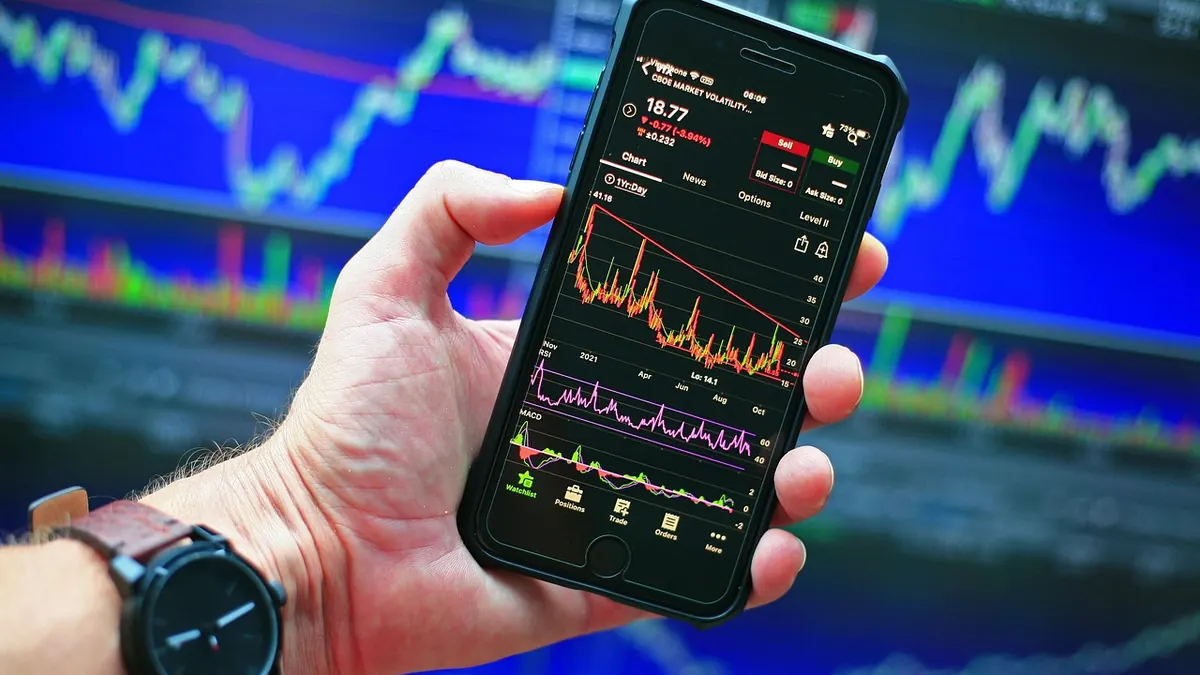Imagem ilustrativa: Painel eletrônico com cotações de ações e dólar em uma bolsa de valores