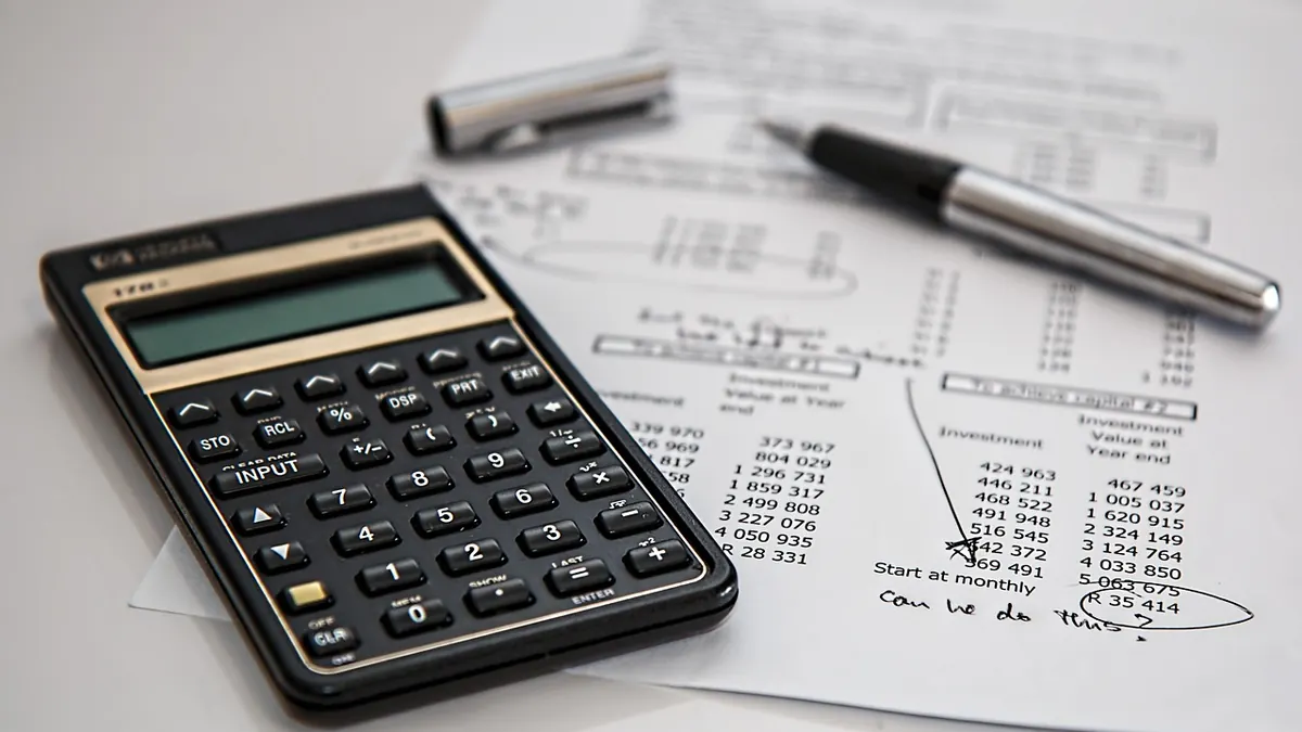 Imagem ilustrativa: Documento orçamentário e calculadora sobre uma mesa, representando a discussão sobre gastos públicos