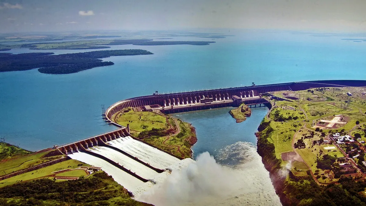 Itaipu em imagem de arquivo