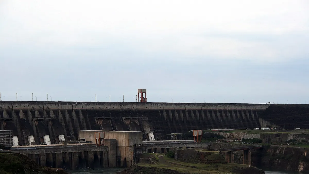 Itaipu em imagem de arquivo