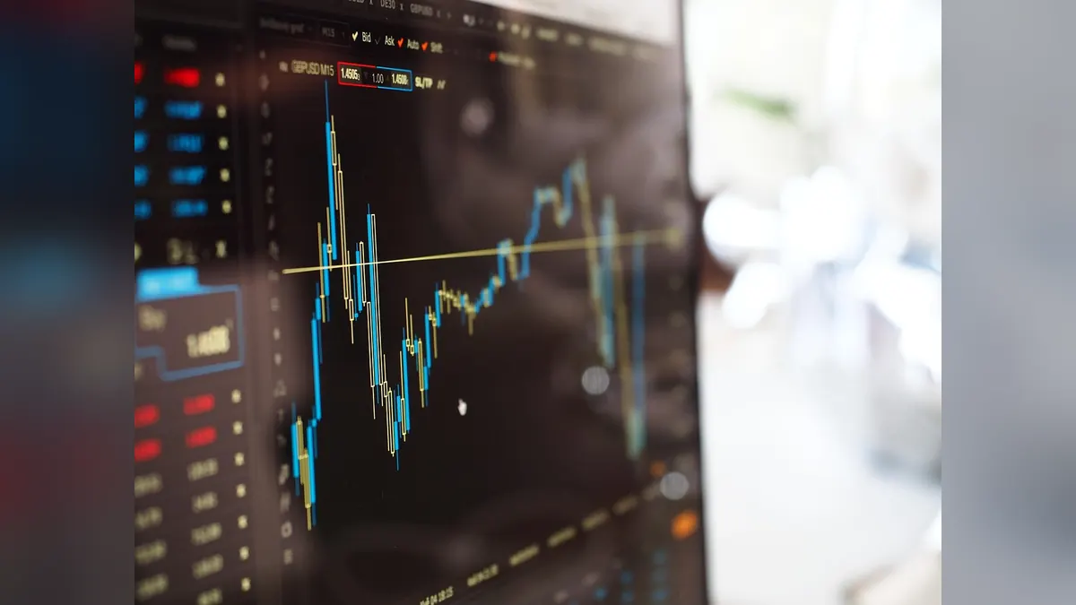 Imagem ilustrativa: Painel eletrônico de mercado financeiro com indicadores de juros e títulos públicos