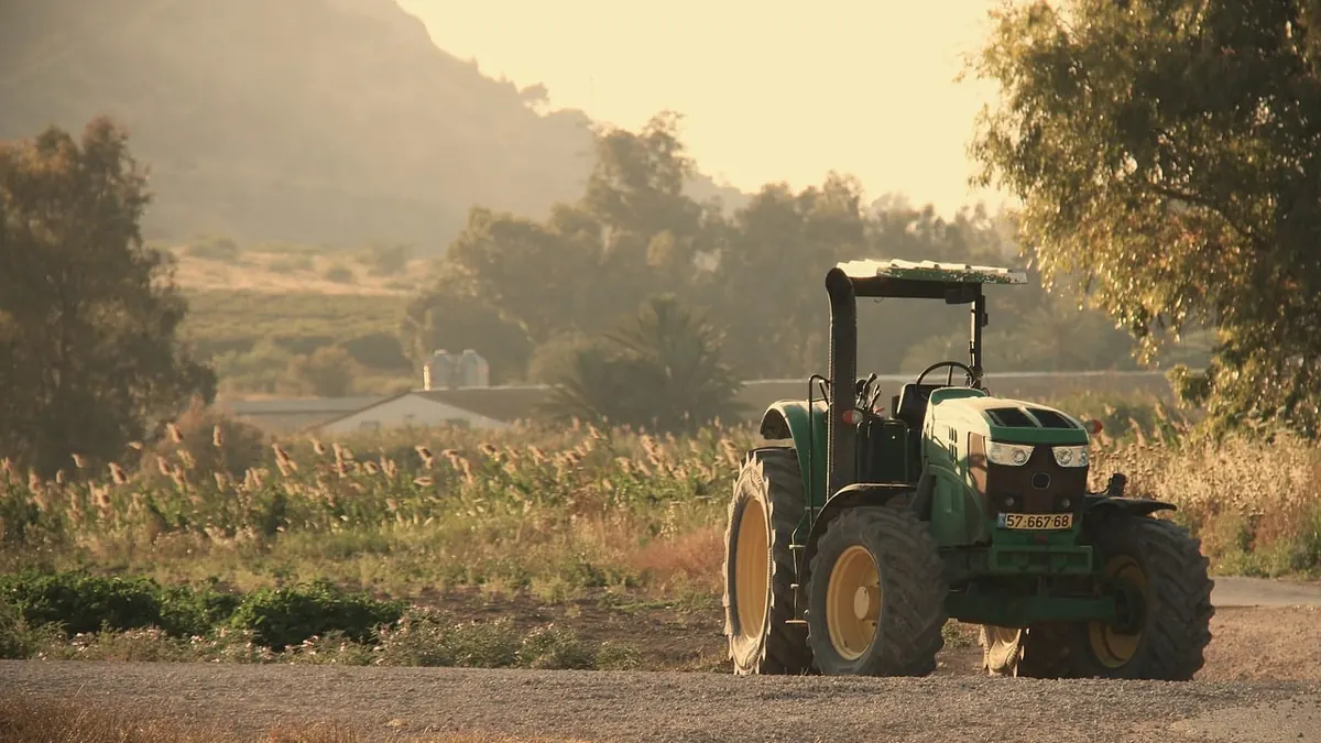 Imagem ilustrativa: Trator usado em uma propriedade rural ou em um pátio de máquinas agrícolas