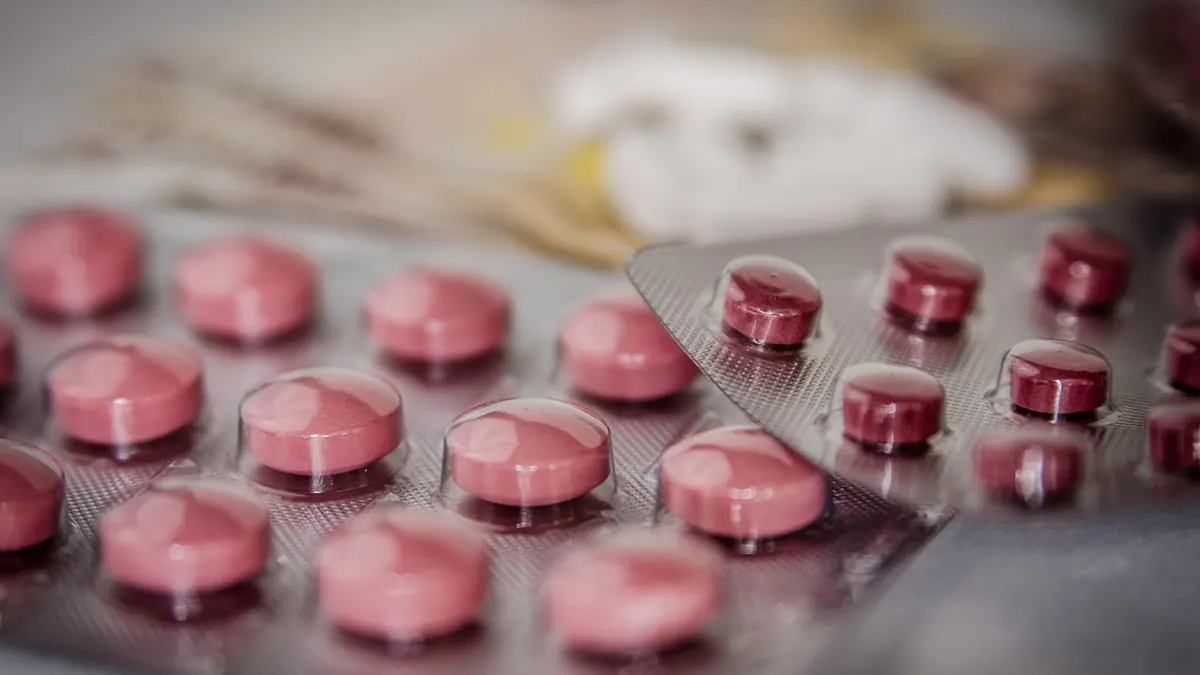 Imagem ilustrativa: Embalagens genéricas de medicamentos em uma farmácia ou laboratório farmacêutico