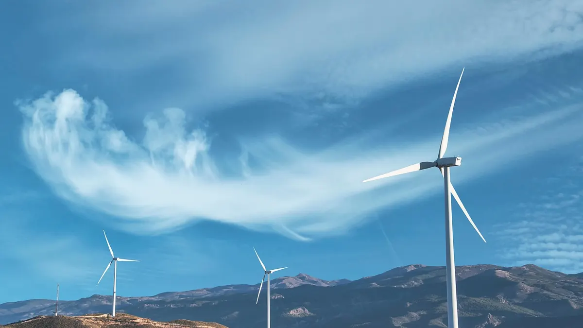 Imagem ilustrativa: Usinas eólicas e instalações de energia em uma paisagem associada à transição energética