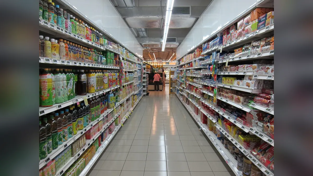 Imagem ilustrativa: Fachada ou interior genérico de supermercado, sem marcas identificáveis