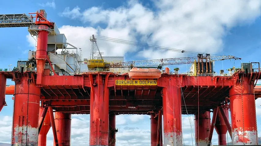 Imagem ilustrativa: Plataforma de perfuração de petróleo em alto-mar, em águas profundas