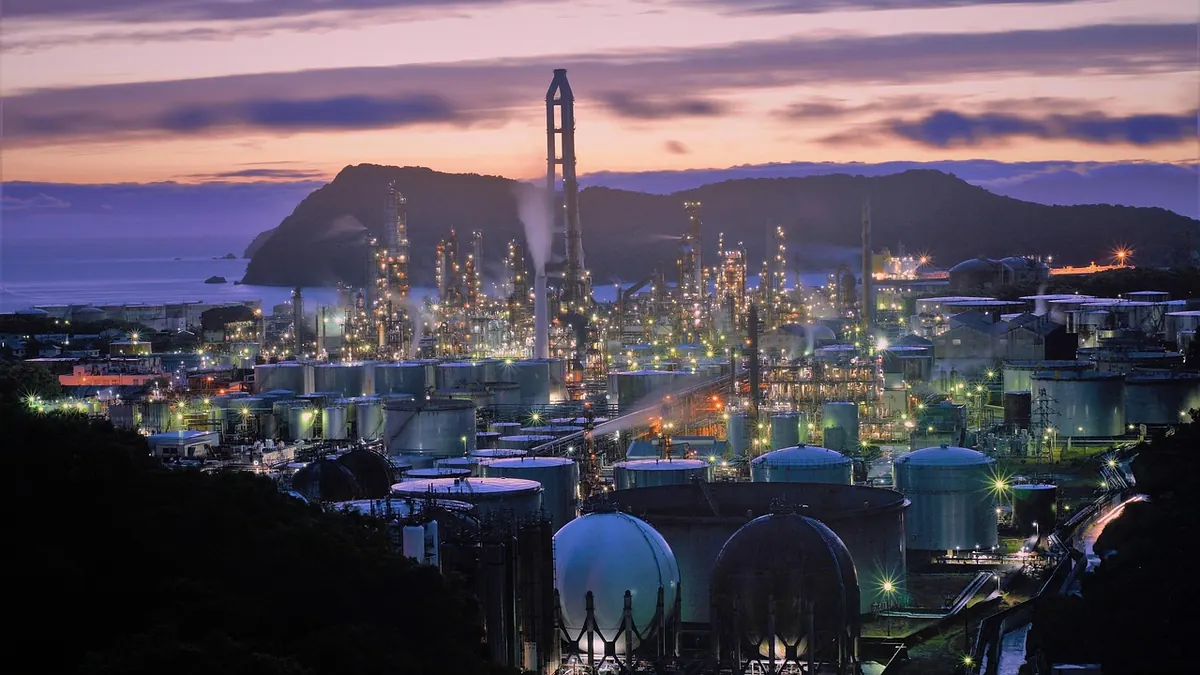 Imagem ilustrativa: Barrís de petróleo em uma refinaria ou instalação de armazenamento de combustíveis