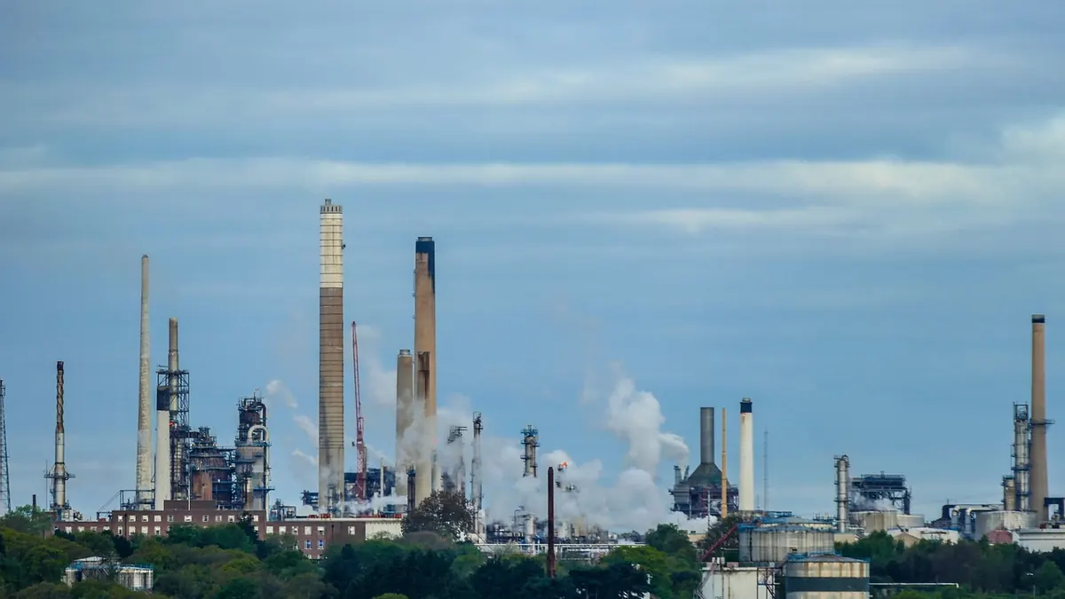 Imagem ilustrativa: Barril de petróleo ou instalação petrolífera em meio a um cenário de mercado de energia