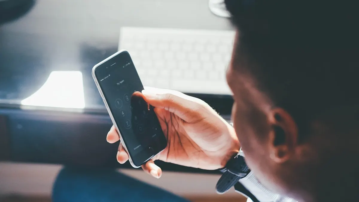 Imagem ilustrativa: Pessoa usando um celular em ambiente digital, com elementos visuais que remetam à privacidade e à verificação de idade