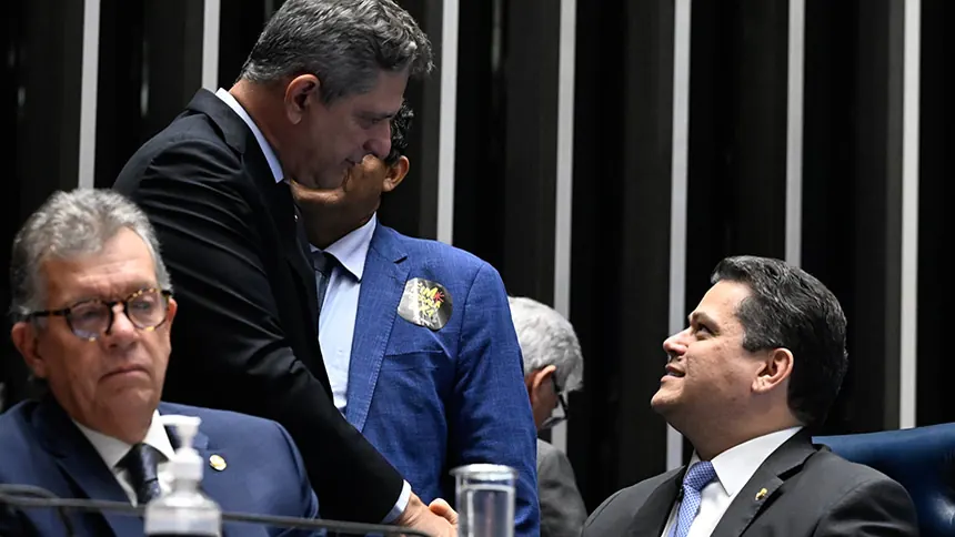 Relator da proposta na CCJ, Rogério Carvalho conversa com o presidente do Senado, Davi Alcolumbre