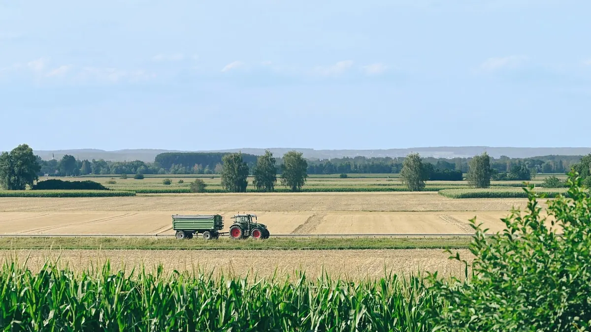 Imagem ilustrativa: Lavoura de soja e milho em Mato Grosso, com máquinas agrícolas no campo