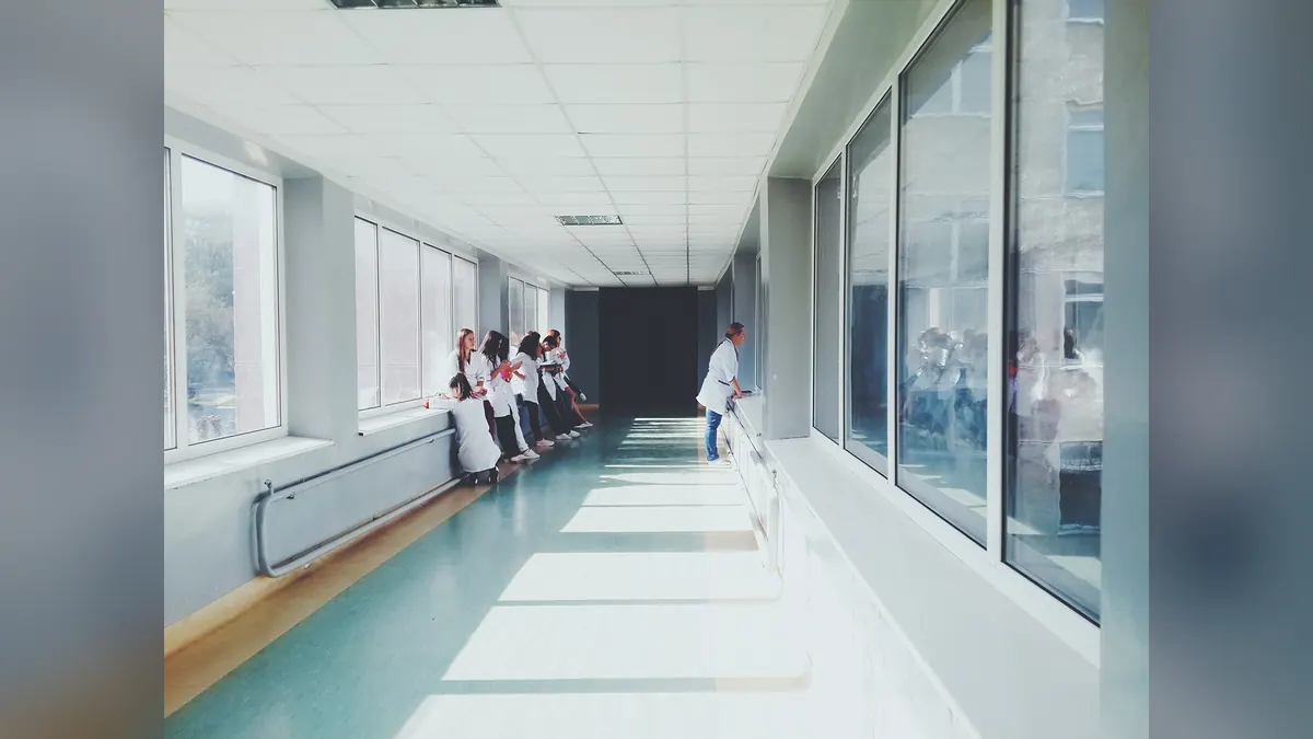 Imagem ilustrativa: Equipe de saúde em corredor de hospital filantrópico