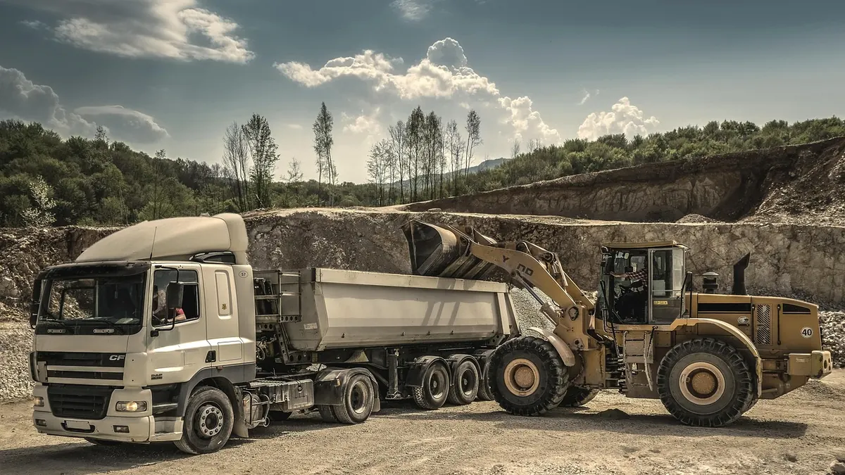 Imagem ilustrativa: Minério de terras raras em uma operação de mineração, com equipamentos industriais ao fundo