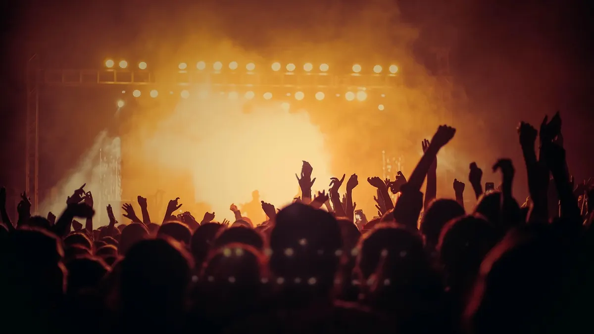 Imagem ilustrativa: Banda de rock em apresentação ao vivo em um grande estádio