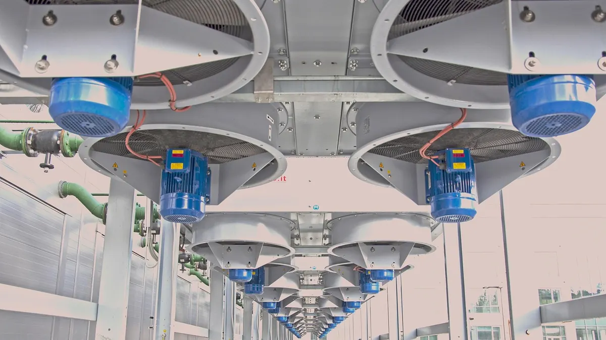 Imagem ilustrativa: Centro de dados com equipamentos de resfriamento e tubulações de água