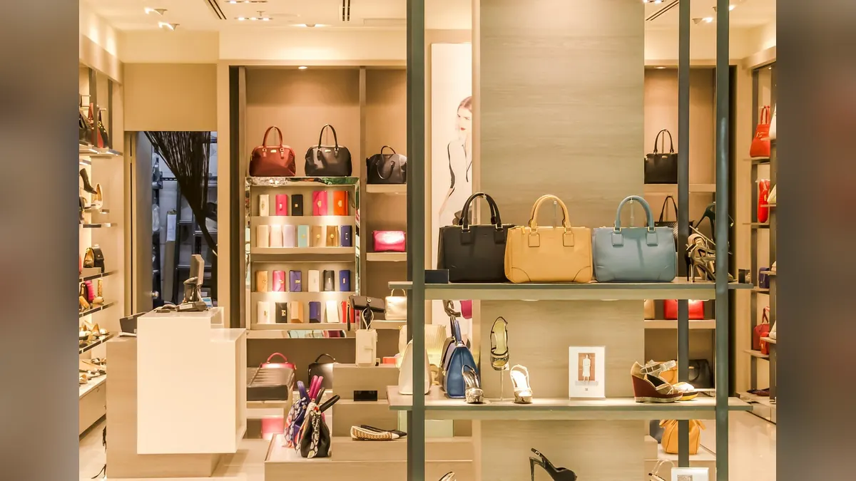 Imagem ilustrativa: Interior de uma loja com prateleiras e clientes fazendo compras